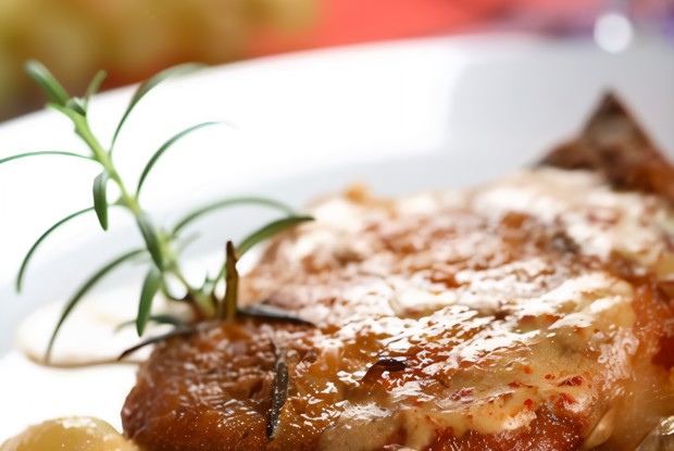 Курица с виноградом и тархуном в белом вине