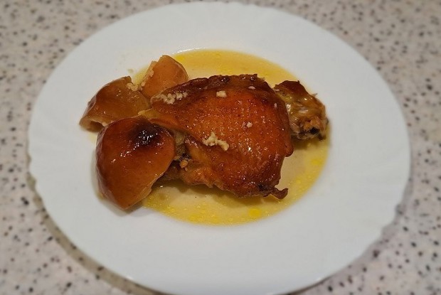 Курица с яблоками в духовке