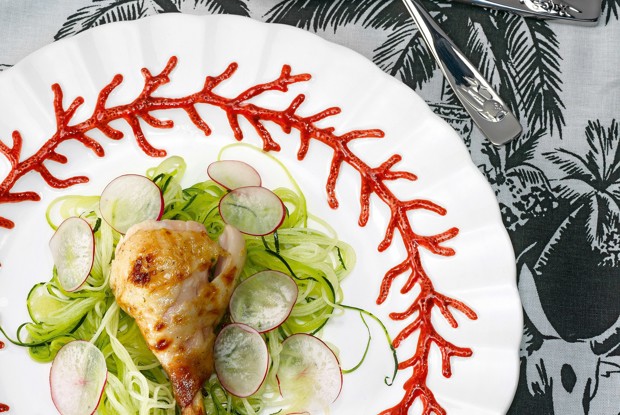 Курица с зеленой лапшой и редисом