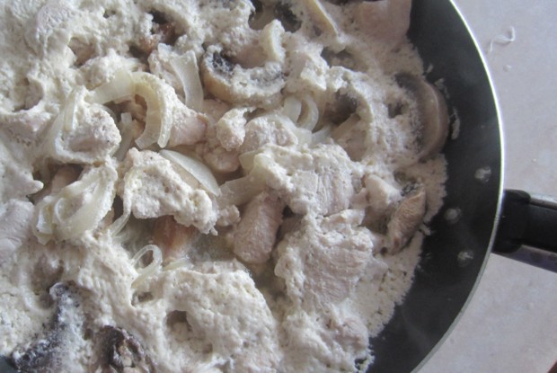 Курица со сметаной и грибами
