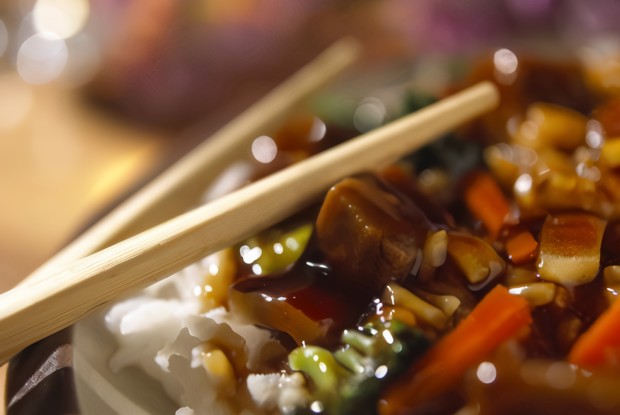 Курица терияки с чили, чесноком, зеленым луком и рисом