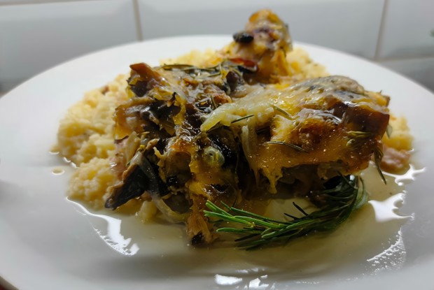 Тушеная курица с грибами и сыром