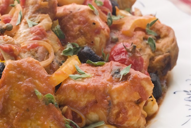 Курица, тушенная с маслинами