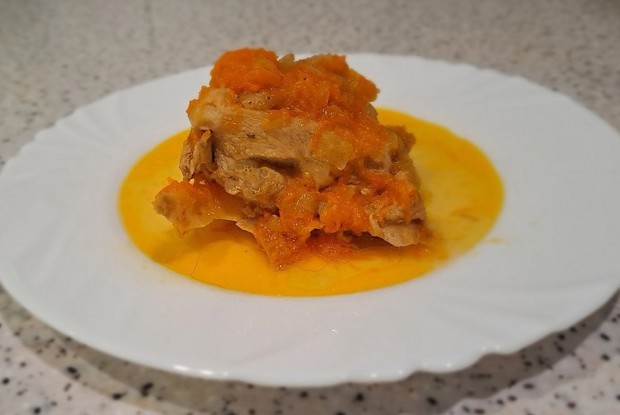 Курица, тушенная с морковью и тыквой