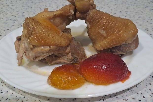 Курица тушенная со сливами и виноградом