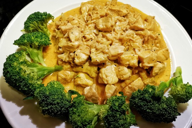 Курица, тушенная в кокосовом молоке с лаймом и чесноком