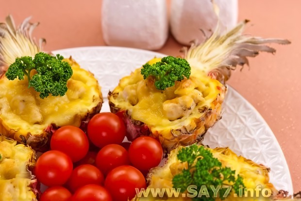 Курица в ананасе