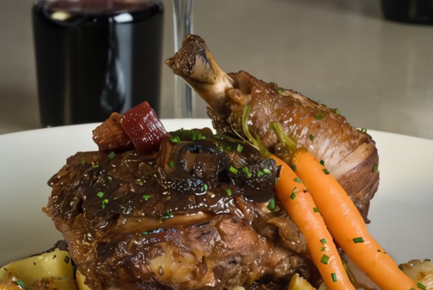 Курица в красном вине с грибами, панчеттой, колбасным фаршем и пряностями