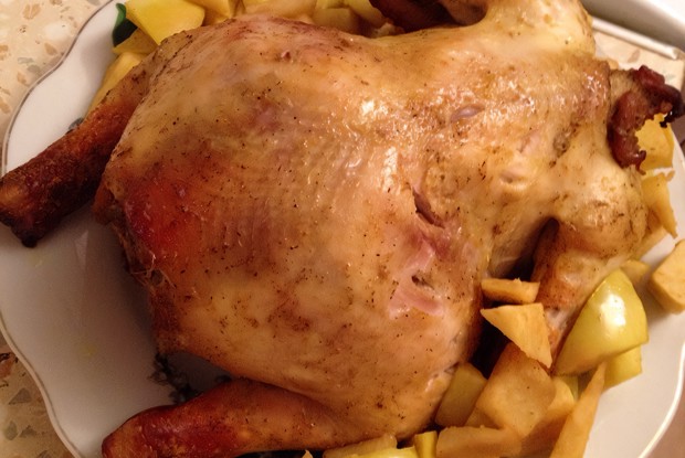 Курица в медовом маринаде, начиненная яблоками