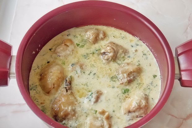 Курица в сметане с луком