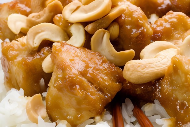 Курица в соусе карри с орехами кешью