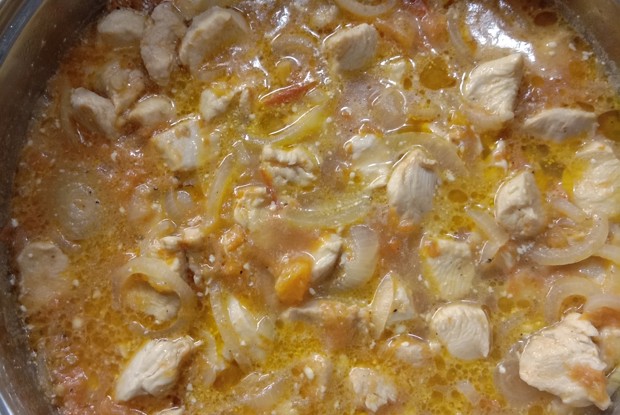 Курица в соусе с чесноком