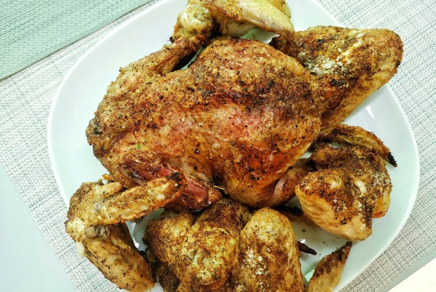 Курица в специях на солевой подложке