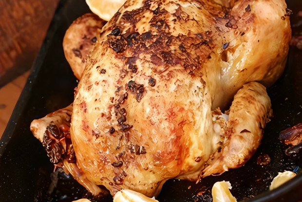 Курица, запеченная с апельсинами, медом, шафраном и анисом с овощами и орехами