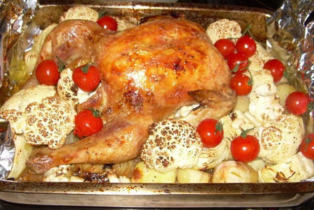 Курица, запеченная с овощами и сладким перцем