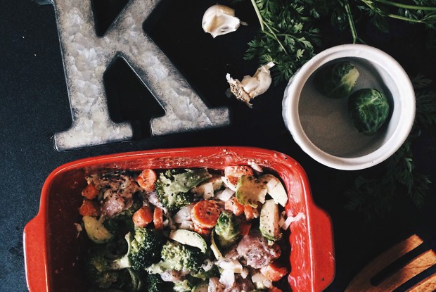 Курица, запеченная с брокколи, брюссельской капустой, морковью и пармезаном