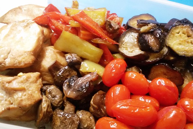 Курица, запеченная с перцем, баклажанами и черри