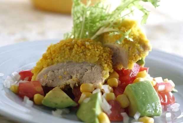 Курица, запеченная в панировке из кускуса с пряностями и овощами