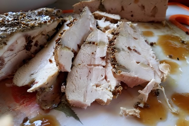 Куриная «буженина» в специях, нашпигованная чесноком