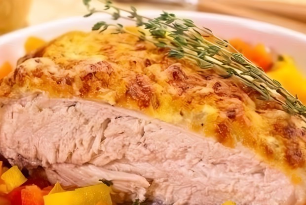 Куриная грудка под йогуртовым соусом с сыром