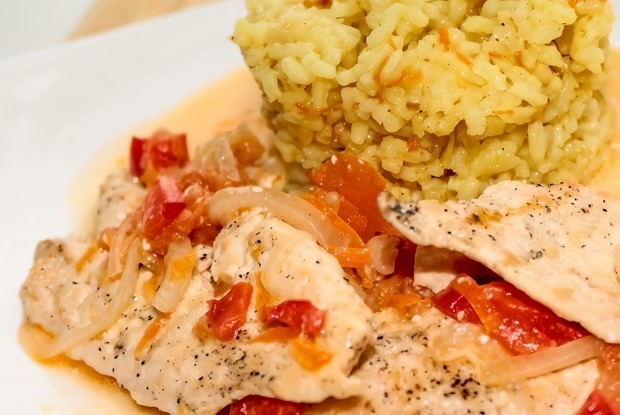 Куриная грудка с гарниром из риса карри