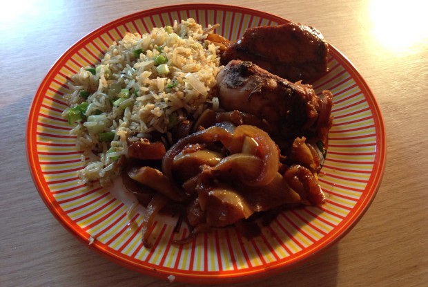 Куриная грудка с карамелизированными яблоками и луком