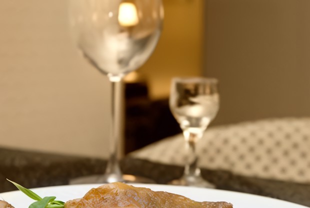 Куриная грудка с травами и белым вином