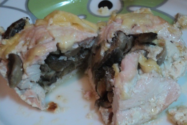 Куриная грудка в сливках, фаршировнная грибами