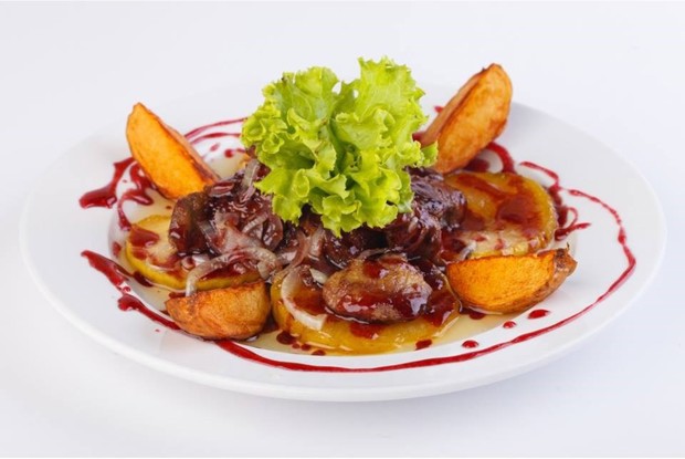 Куриная печень с яблоками в соусе из портвейна и брусники