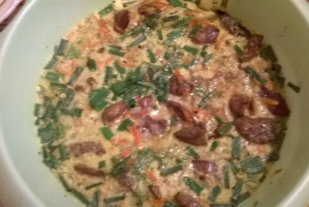 Куриная печень с яйцами, овощами и горчицей, запеченная в микроволновке