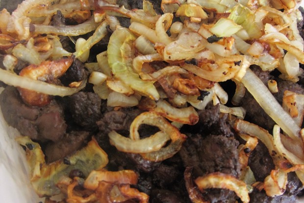 Куриная печень с медовым луком