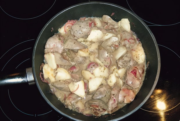 Куриная печень тушеная с яблоком и белым вином