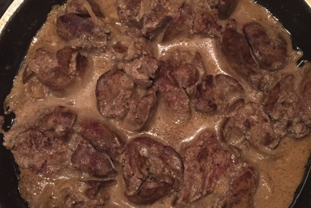 Куриная печень, тушеная со сметаной