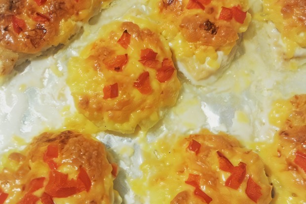 Куриная грудка с ананасами запеченая под сыром