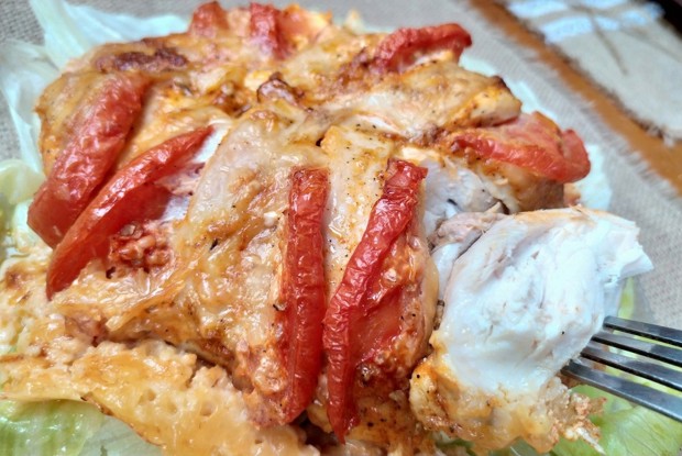Куриная грудка с помидорами и сыром