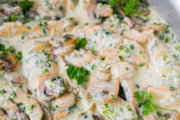Куриная грудка с шампиньонами в сливках