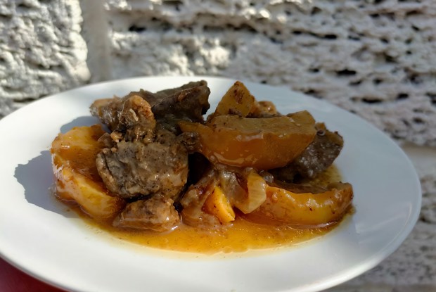 Куриная печень тушенная с яблоками