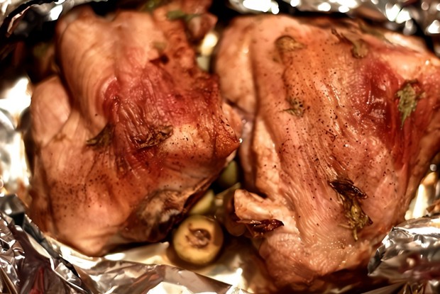 Куриные бедра с сельдереем и оливками