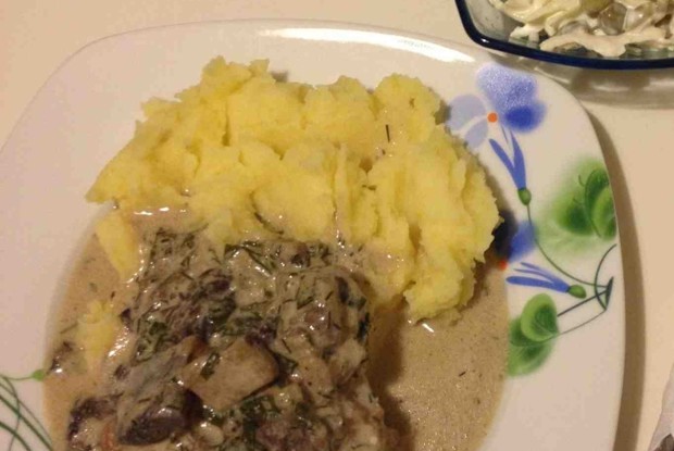 Куриные бедра в сливочном соусе с лесными грибами