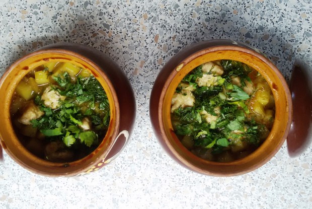 Куриные фрикадельки с овощами в горшочке