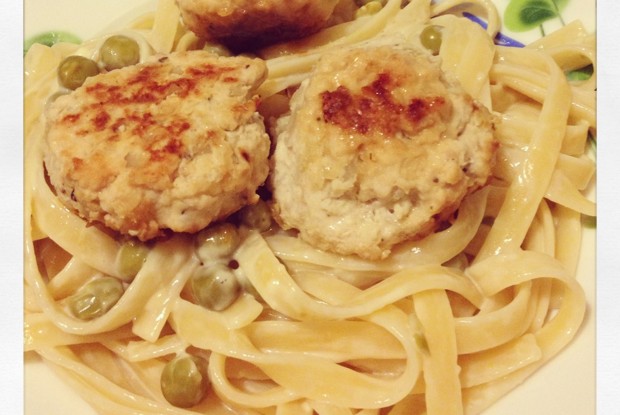 Куриные фрикадельки с пастой в сливочном соусе с зеленым горошком