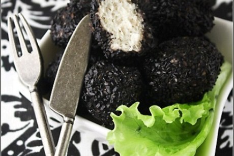 Куриные фрикадельки в черном кунжуте