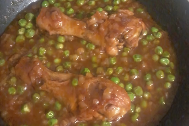 Куриные голени с зеленым горошком