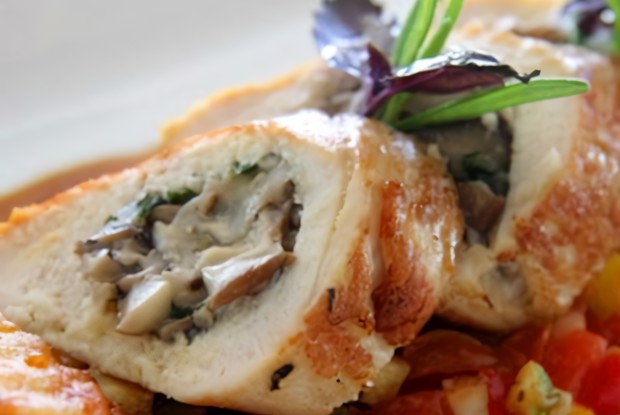 Куриные грудки фаршированные грибами, в сливках и вине с шафраном