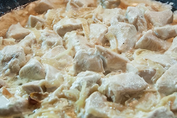 Куриные грудки в сливках с зеленью