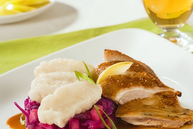 Куриные грудки в тмине с кисло-сладкой красной капустой