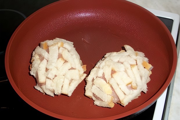 Куриные котлеты с сыром и изюмом