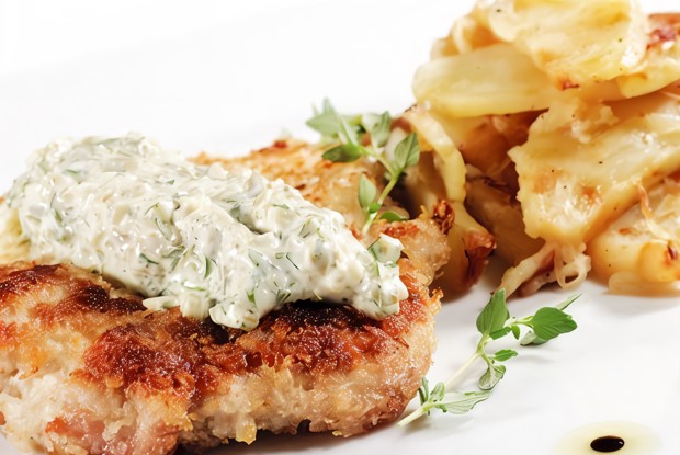 Куриные котлеты со сливочным соусом с травами