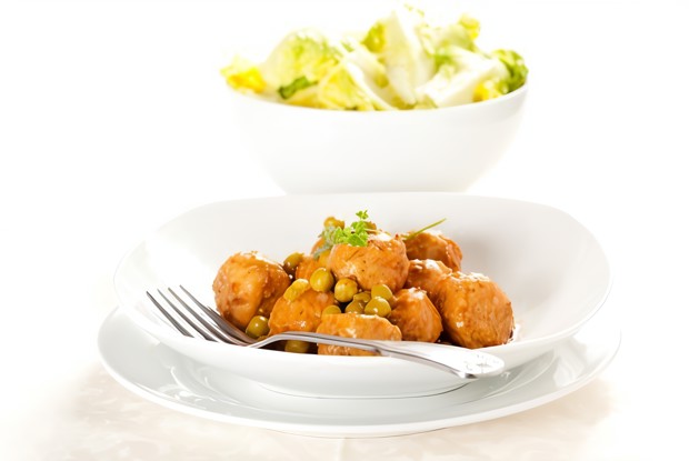 Куриные котлетки в винном соусе с грибами и горошком