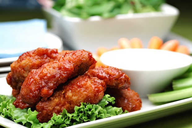 Куриные крылышки с чесноком в томатном соусе